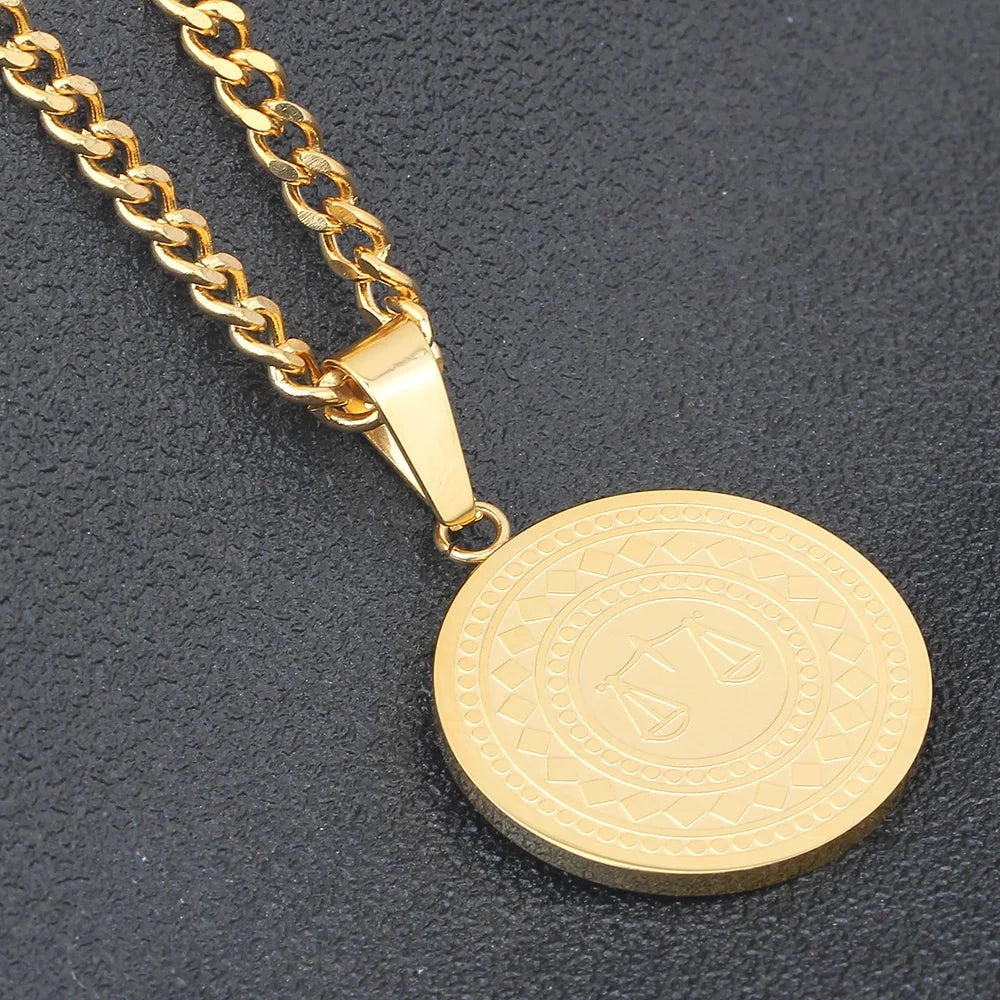 Collier médaillon "balance de la justice"