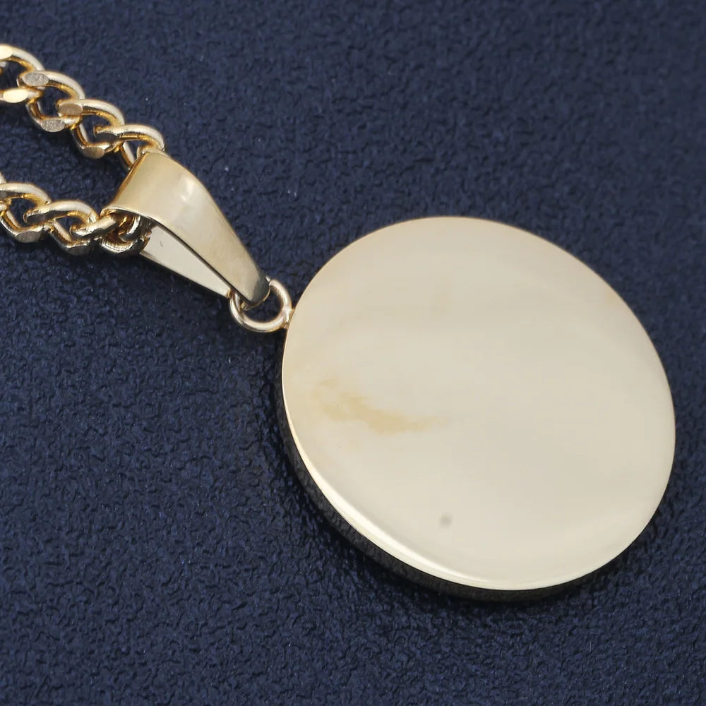 Collier médaillon "balance de la justice"