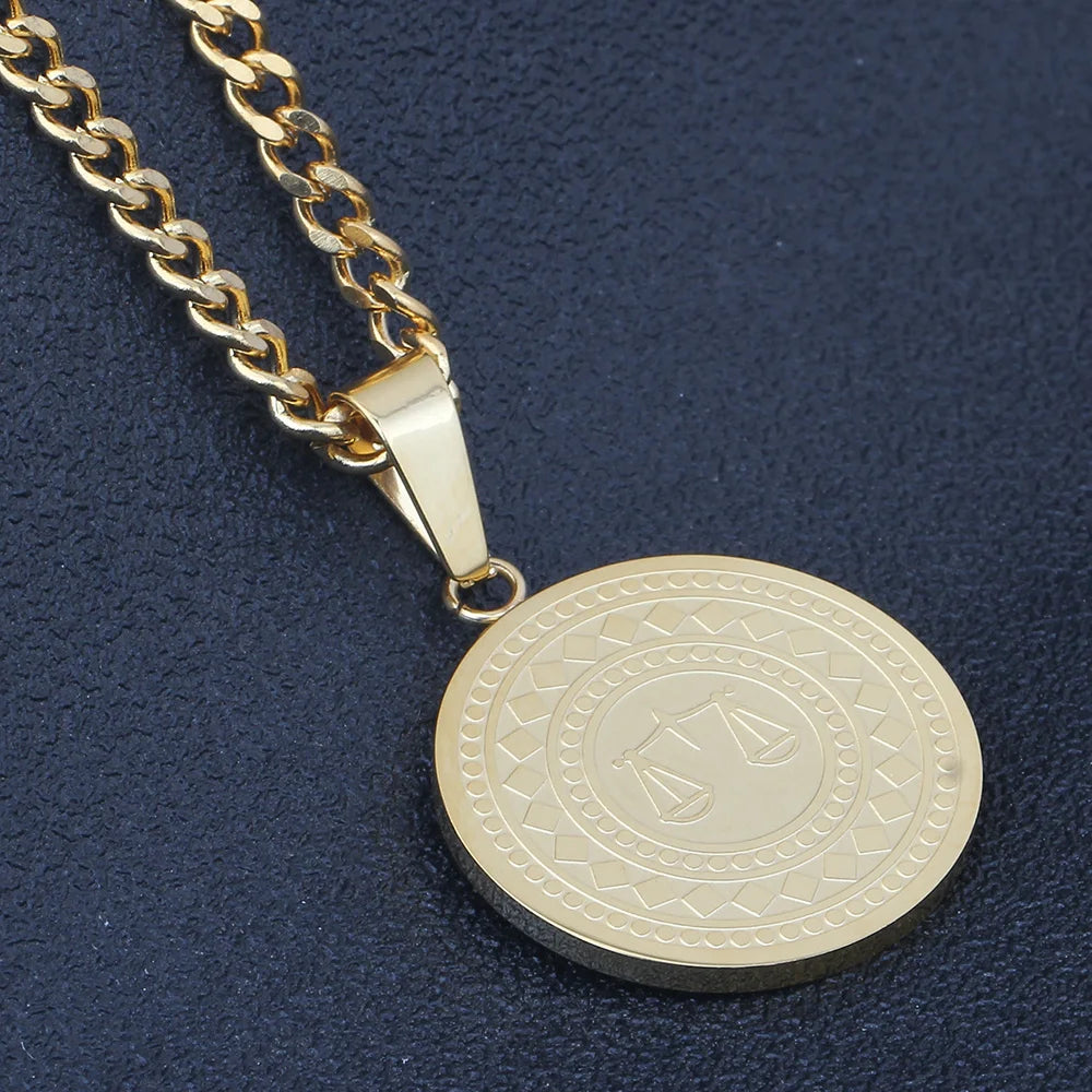 Collier médaillon "balance de la justice"