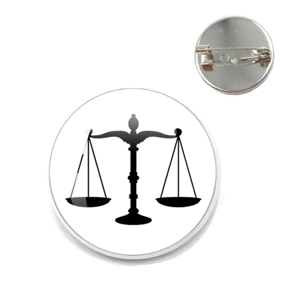 Broche ronde avec logo "balance de la justice"
