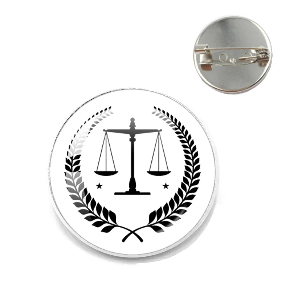 Broche ronde avec logo "balance de la justice"