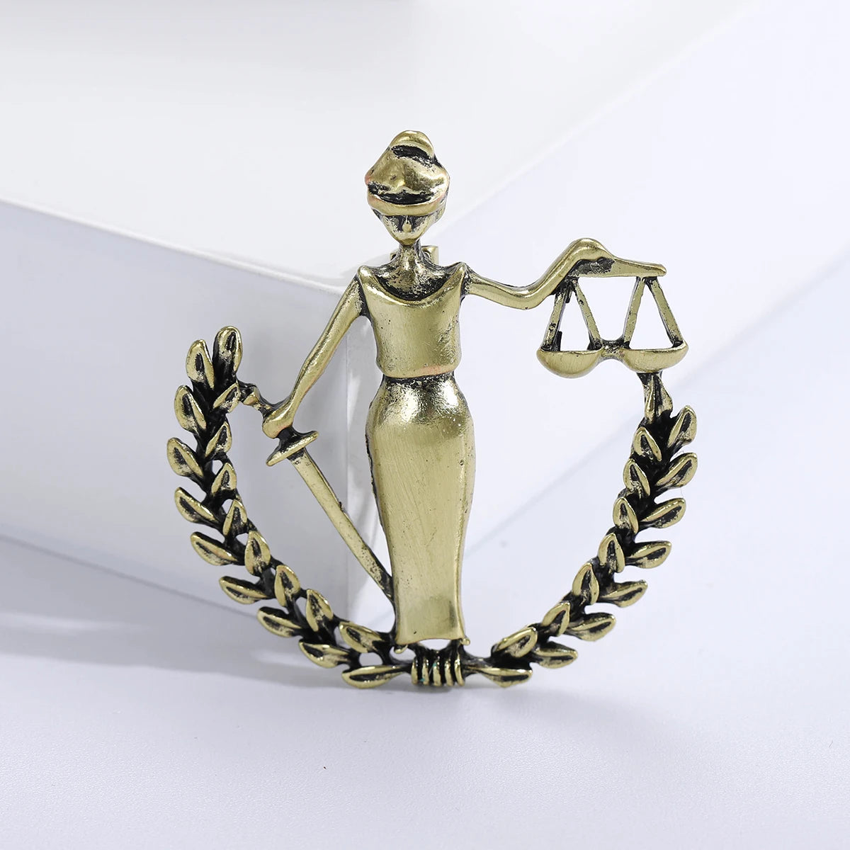Broche "lady justice"