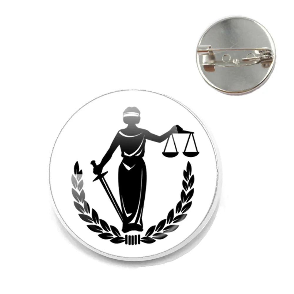 Broche ronde avec logo "balance de la justice"