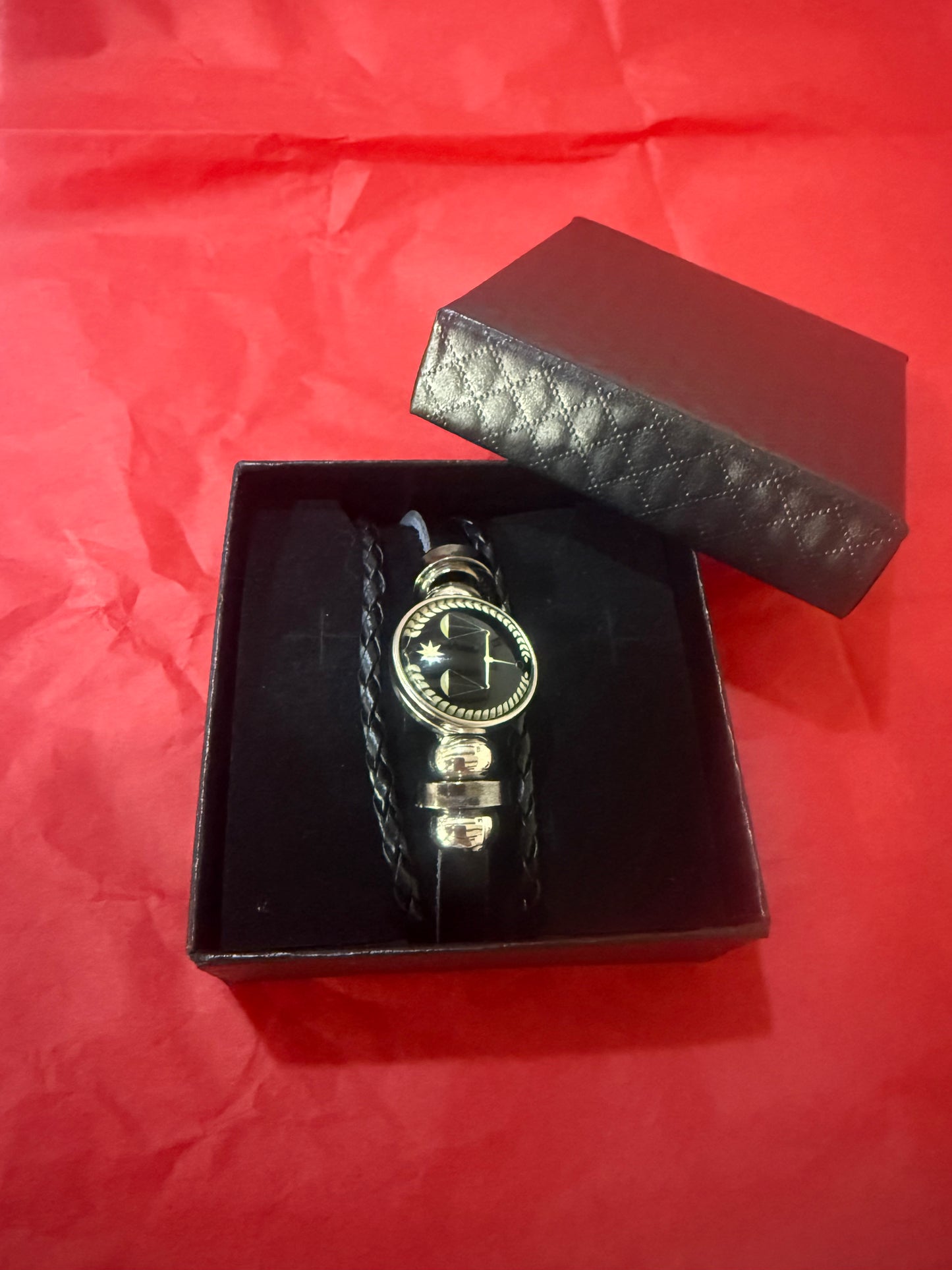 Bracelet Justice présenté dans un écrin élégant – Boutique Easy Droit