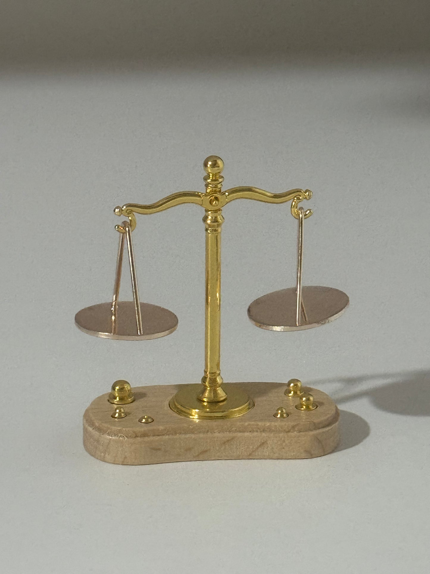 Balance de la Justice miniature dorée – symbole du droit et de l’équité – Boutique Easy Droit