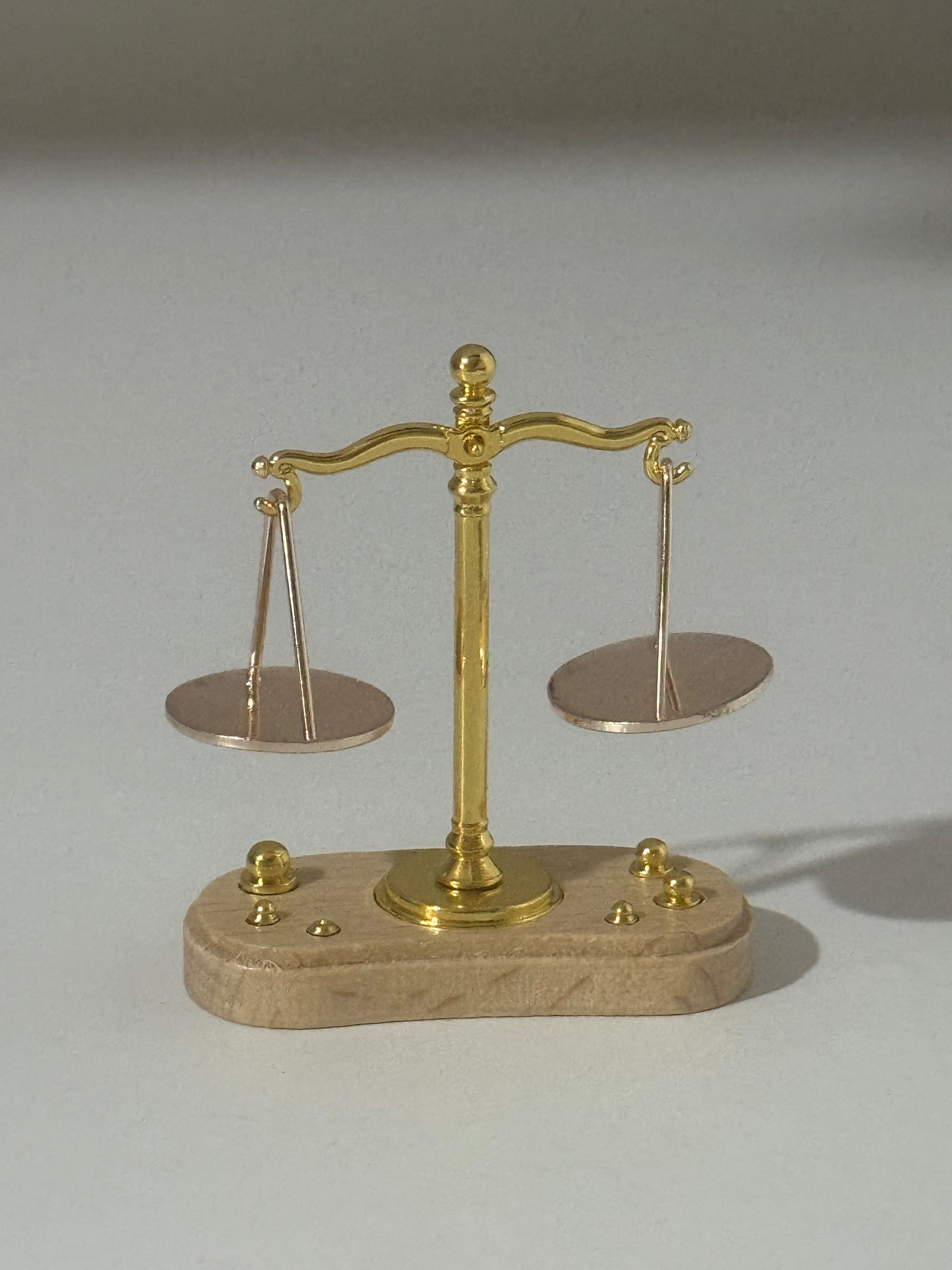 Balance de la Justice miniature dorée – symbole du droit et de l’équité – Boutique Easy Droit
