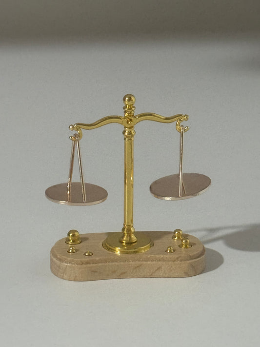 Balance de la Justice miniature dorée – symbole du droit et de l’équité – Boutique Easy Droit