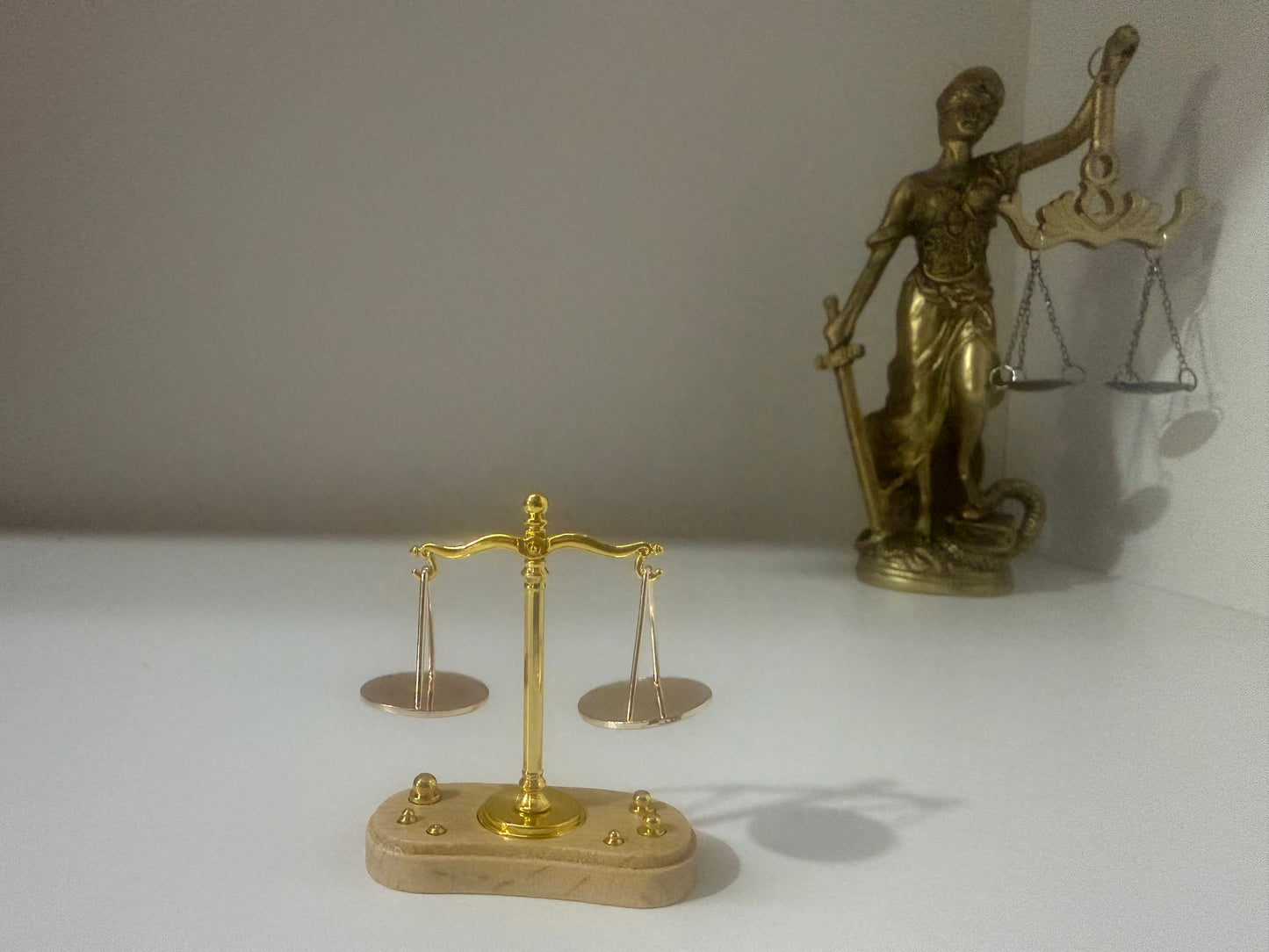 Balance de la Justice miniature posée sur un bureau de juriste – Boutique Easy Droit