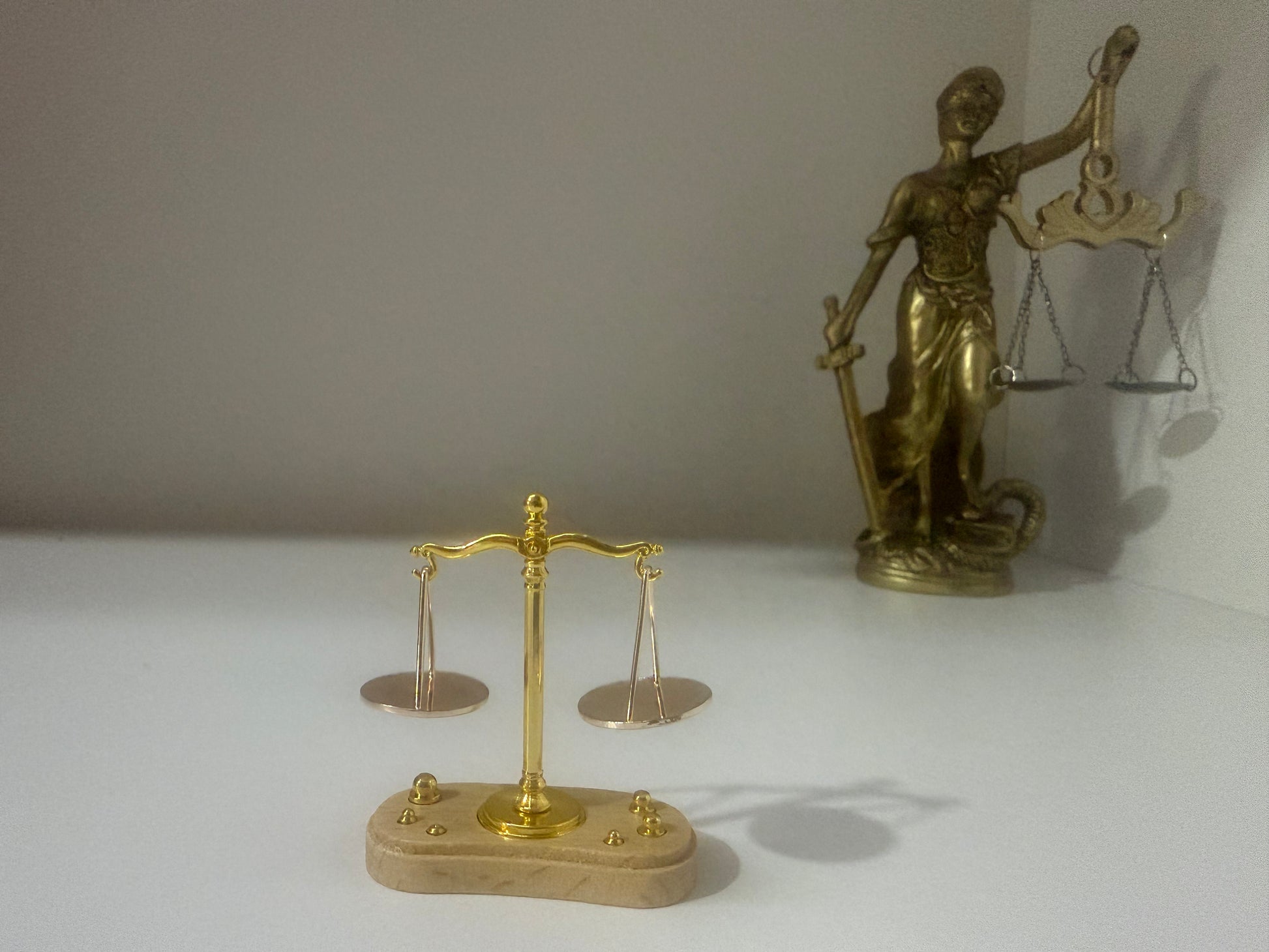 Balance de la Justice miniature posée sur un bureau de juriste – Boutique Easy Droit