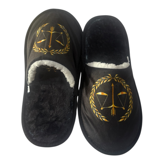 Pantoufles noires avec symbole doré de la Balance de la Justice et couronne de laurier, intérieur noir doux et confortable – Boutique Easy Droit