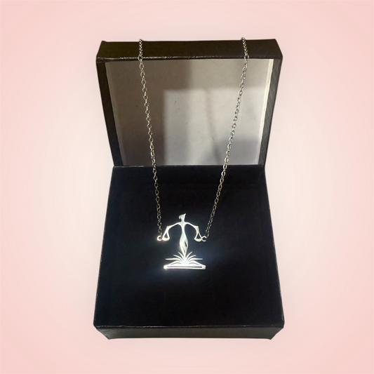 Collier Équilibre et Justice présenté dans un écrin élégant – Boutique Easy Droit