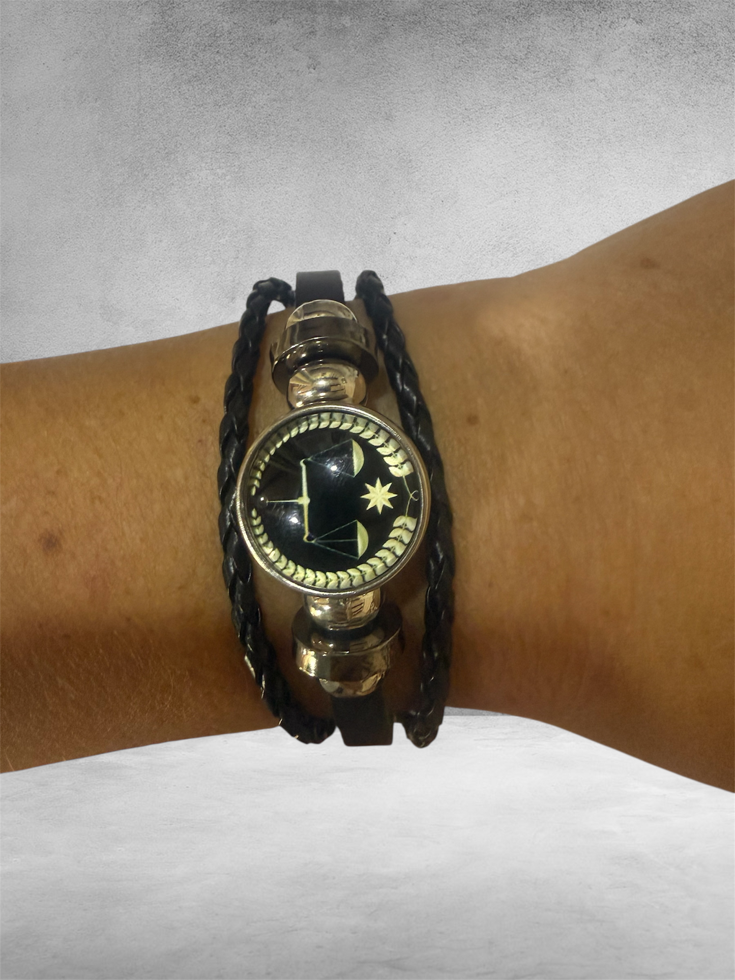 Bracelet Justice en cuir porté – bijou symbolique pour juristes et avocats– Boutique Easy Droit