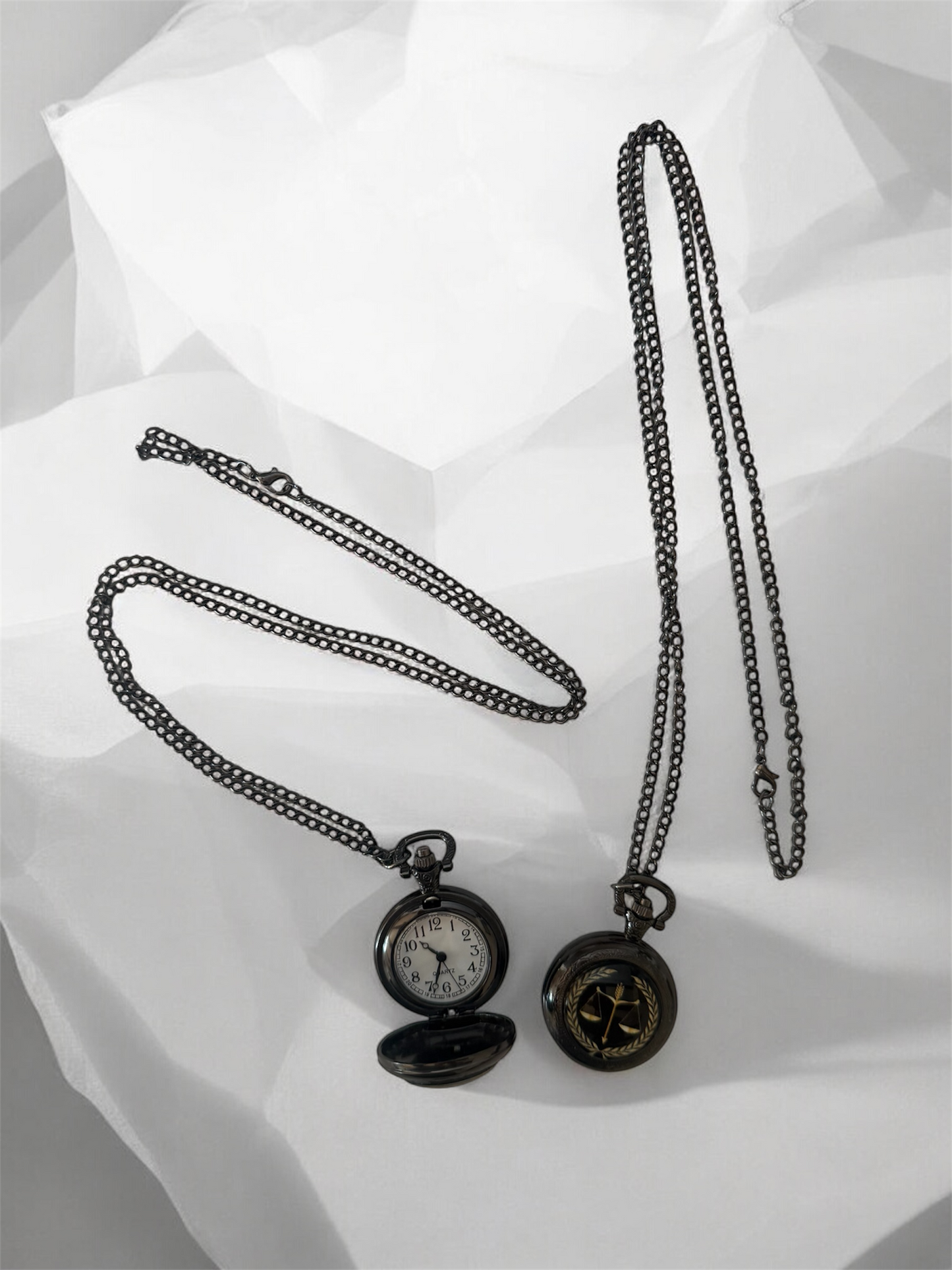 Montre à gousset “Justice” avec balance dorée et couronne de laurier – symbole raffiné du droit – Boutique Easy Droit