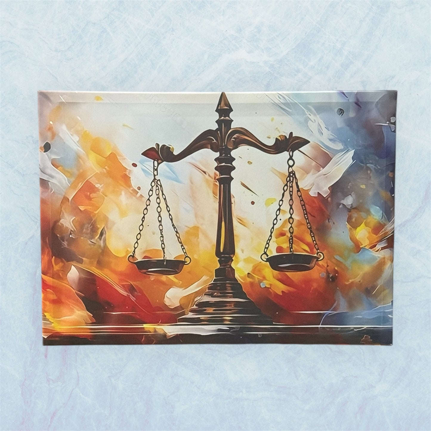 Tableau Balance de la Justice posé sur fond texturé bleu clair, illustration L’Équilibre sous Tension – Boutique Easy Droit