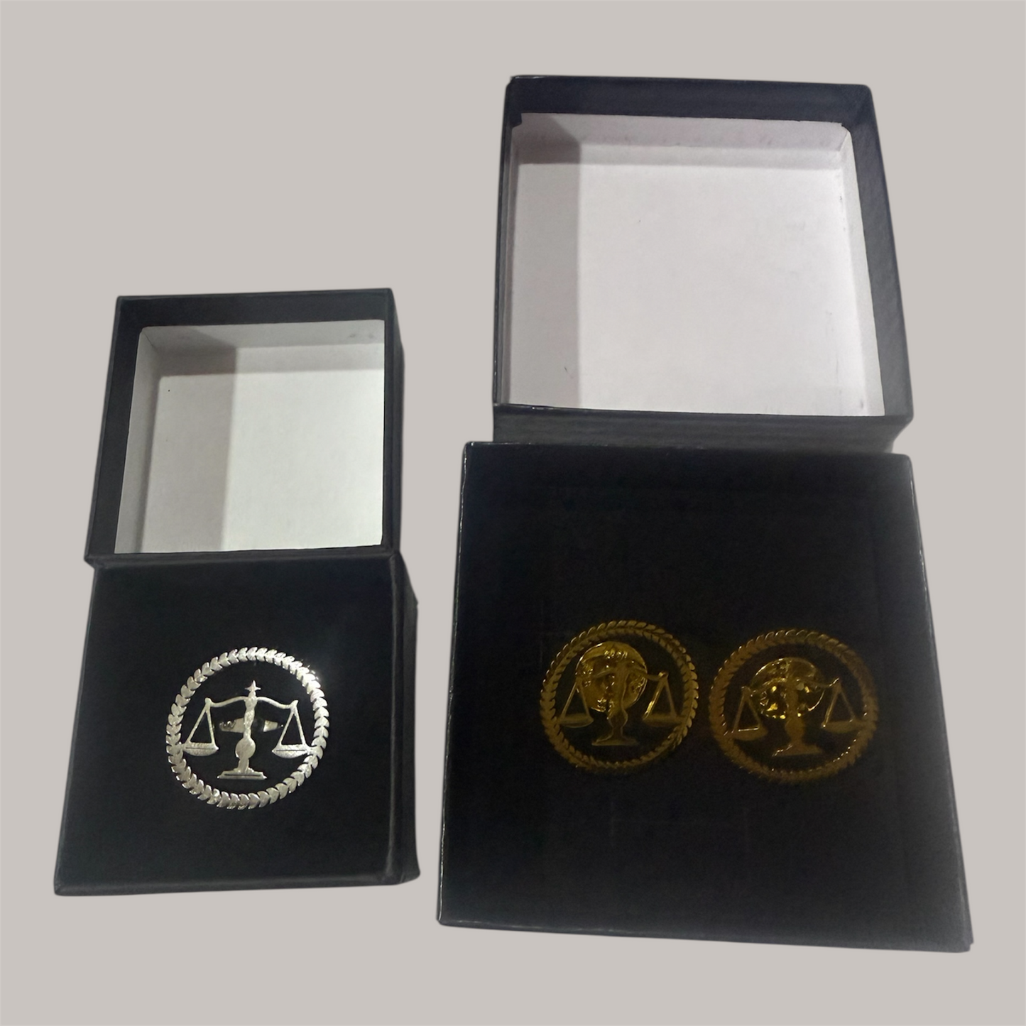 Pins Balance de la Justice doré et argenté – Symbole d’équilibre et d’élégance | Boutique Easy Droit