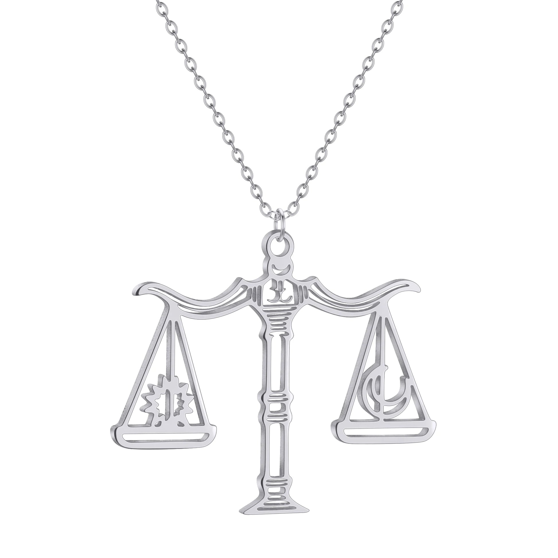 Détail du pendentif Balance de la Justice – symbole du droit et de l’équilibre– Boutique Easy Droit