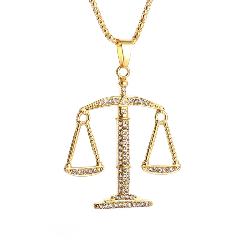 Détail du pendentif Balance de la Justice doré orné de strass – Boutique Easy Droit