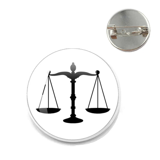 Broche ronde avec logo "balance de la justice"