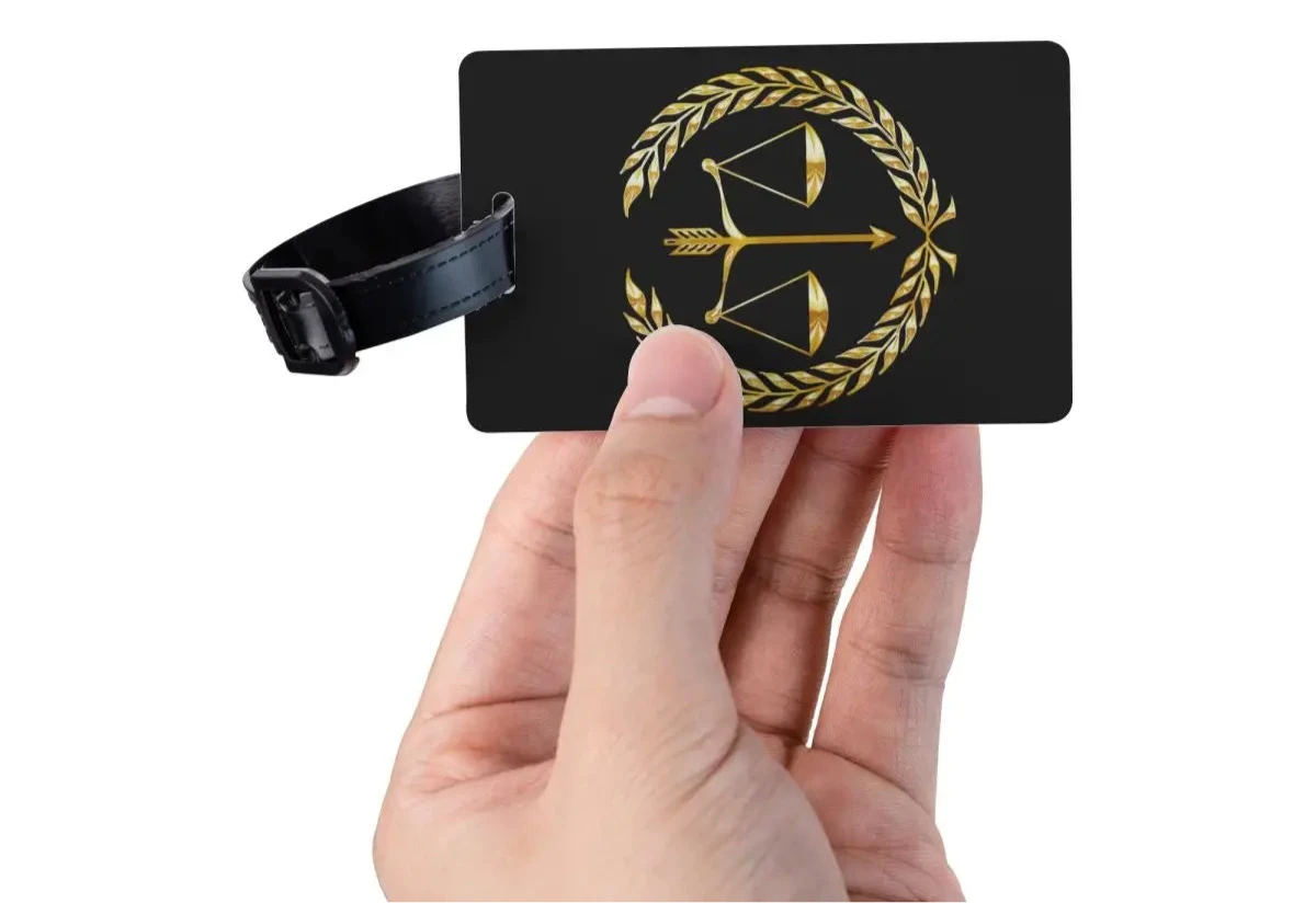 Détail du motif doré balance de la justice sur étiquette de bagage – finition brillante et soignée – Boutique Easy Droit
