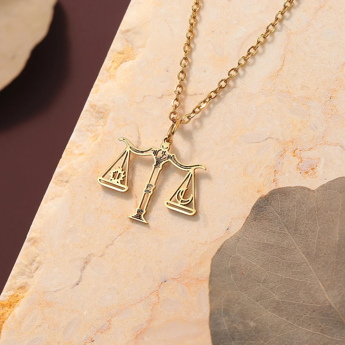 Collier Balance de la Justice doré – bijou symbolique pour juristes – Boutique Easy Droit