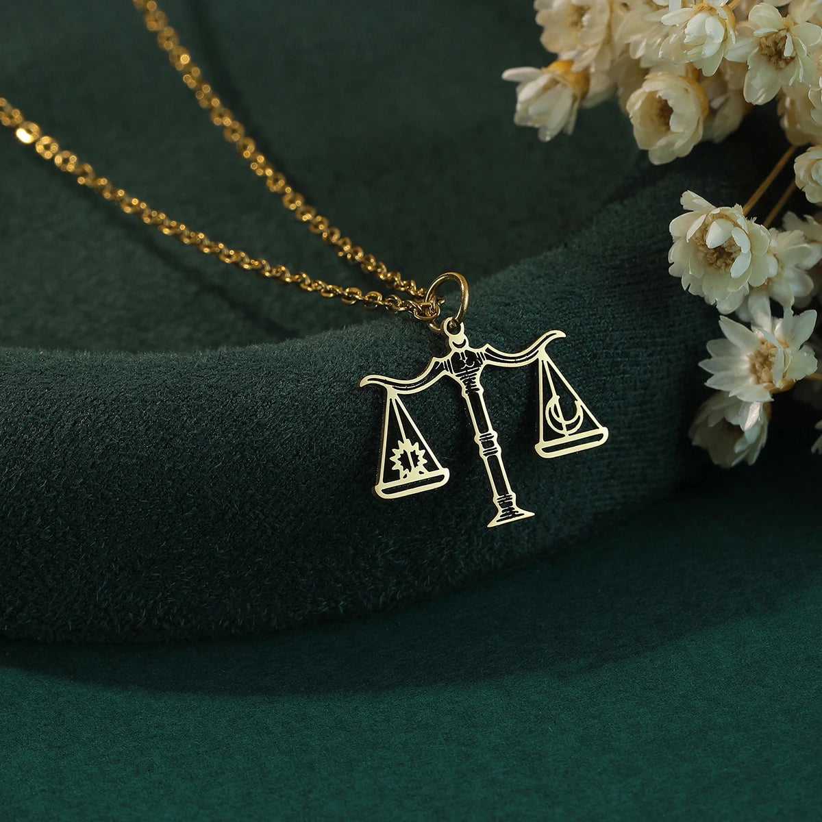 Collier Balance de la Justice doré – bijou symbolique pour juristes – Boutique Easy Droit