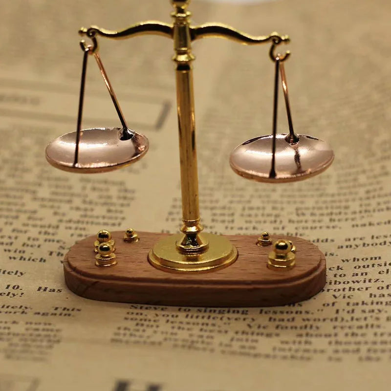 Balance de la Justice miniature dorée – symbole du droit et de l’équité – Boutique Easy Droit