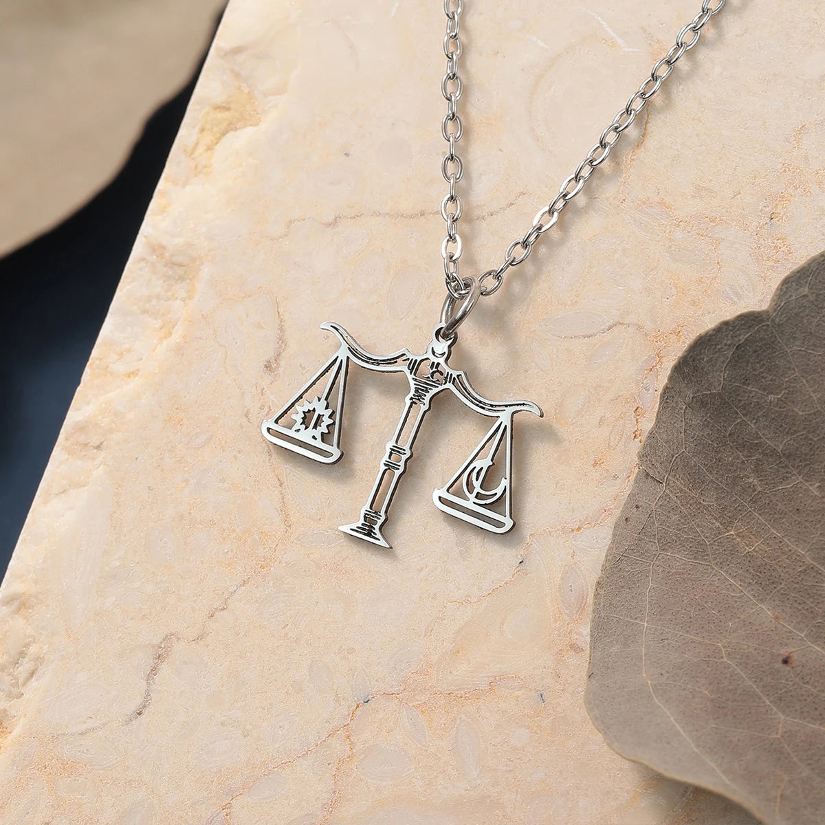 Collier Balance de la Justice doré – bijou symbolique pour juristes – Boutique Easy Droit