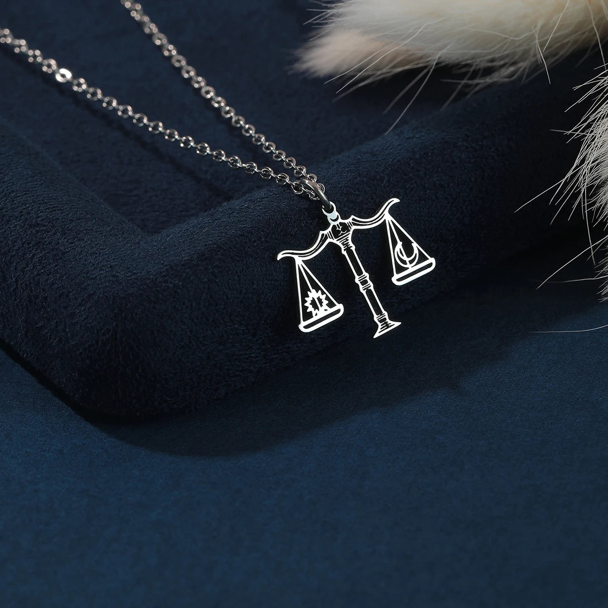 Collier Balance de la Justice doré – bijou symbolique pour juristes – Boutique Easy Droit