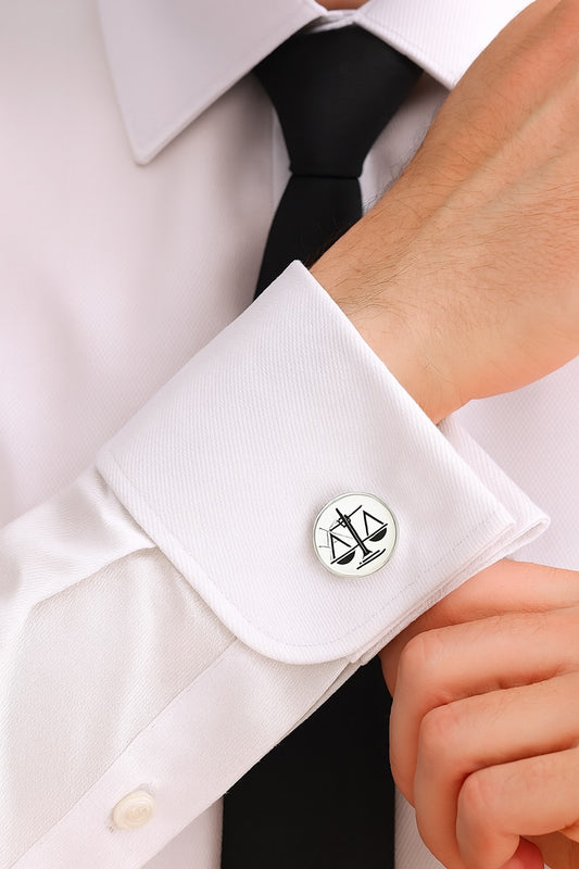 Boutons de manchette symbole justice portés sur chemise élégante – Boutique Easy Droit