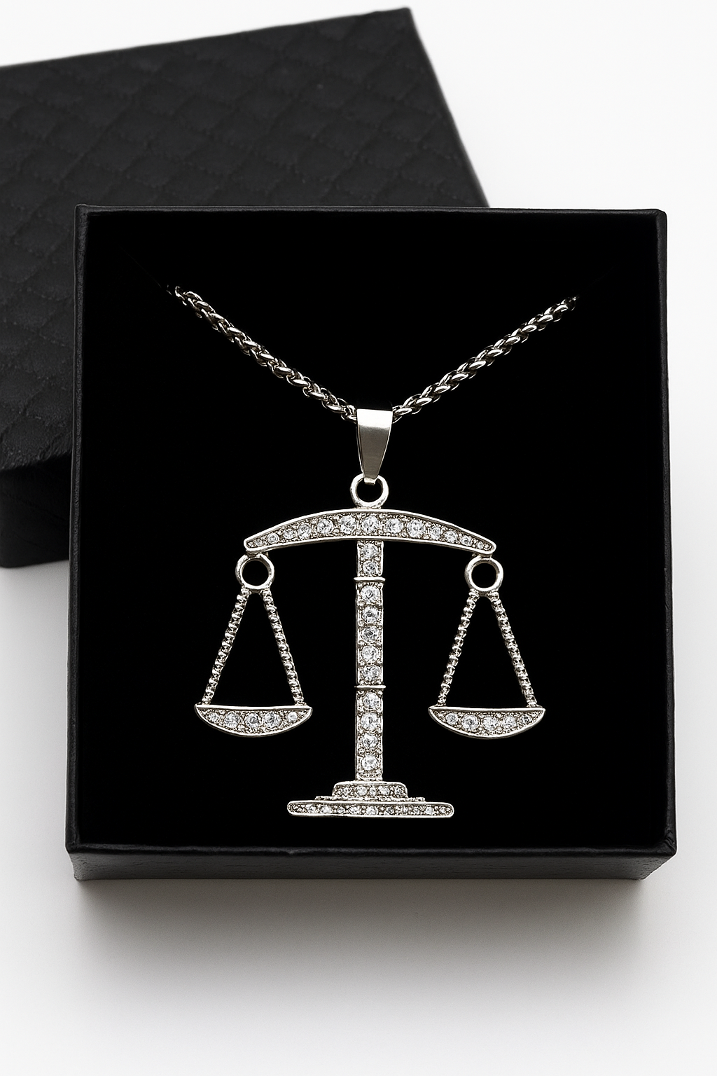 Pendentif Balance de la Justice argenté présenté dans un écrin élégant – Boutique Easy Droit