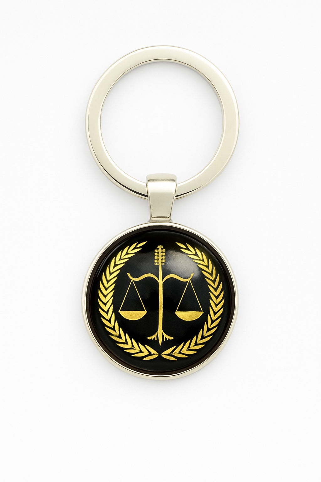 Porte-clés Justice argenté avec médaillon noir bombé, orné d’une balance dorée et d’une couronne de lauriers – Boutique Easy Droit